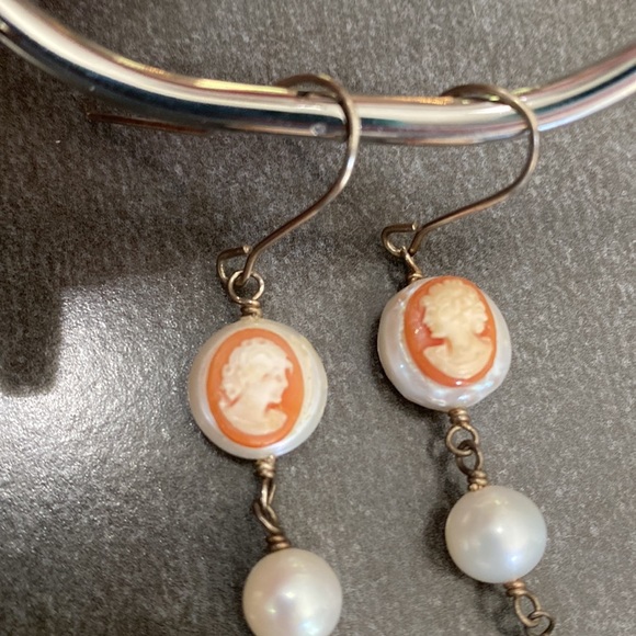 CAMEO AND CULTURED PEARL EARRINGS - Picture 2 of 4